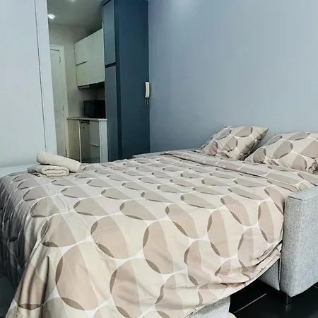 Coquet En Plein Coeur De Montmartre פריז